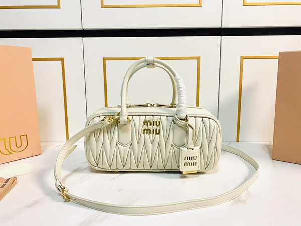 スーパーコピーブランドバッグ正面デザイン